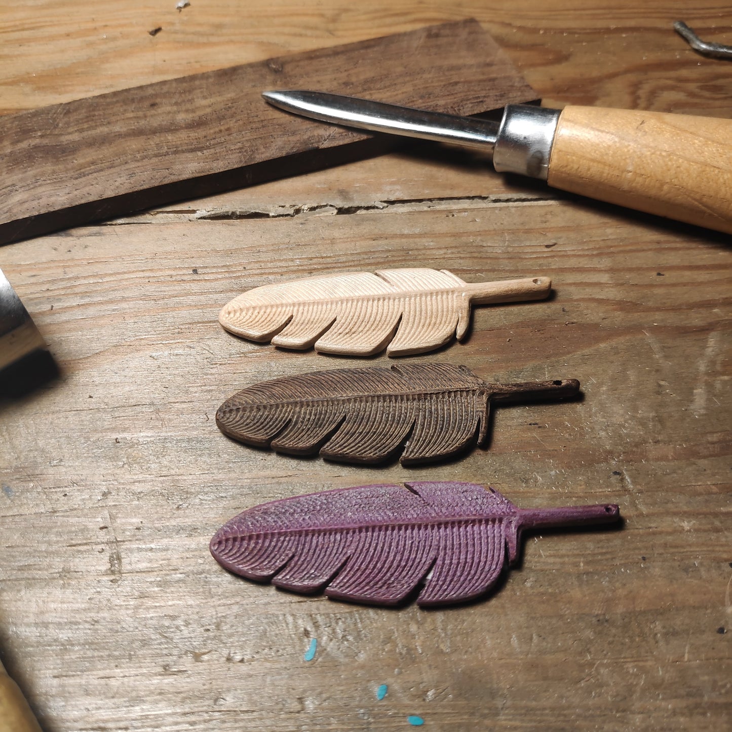 Feather yarn & thread cutter pendant