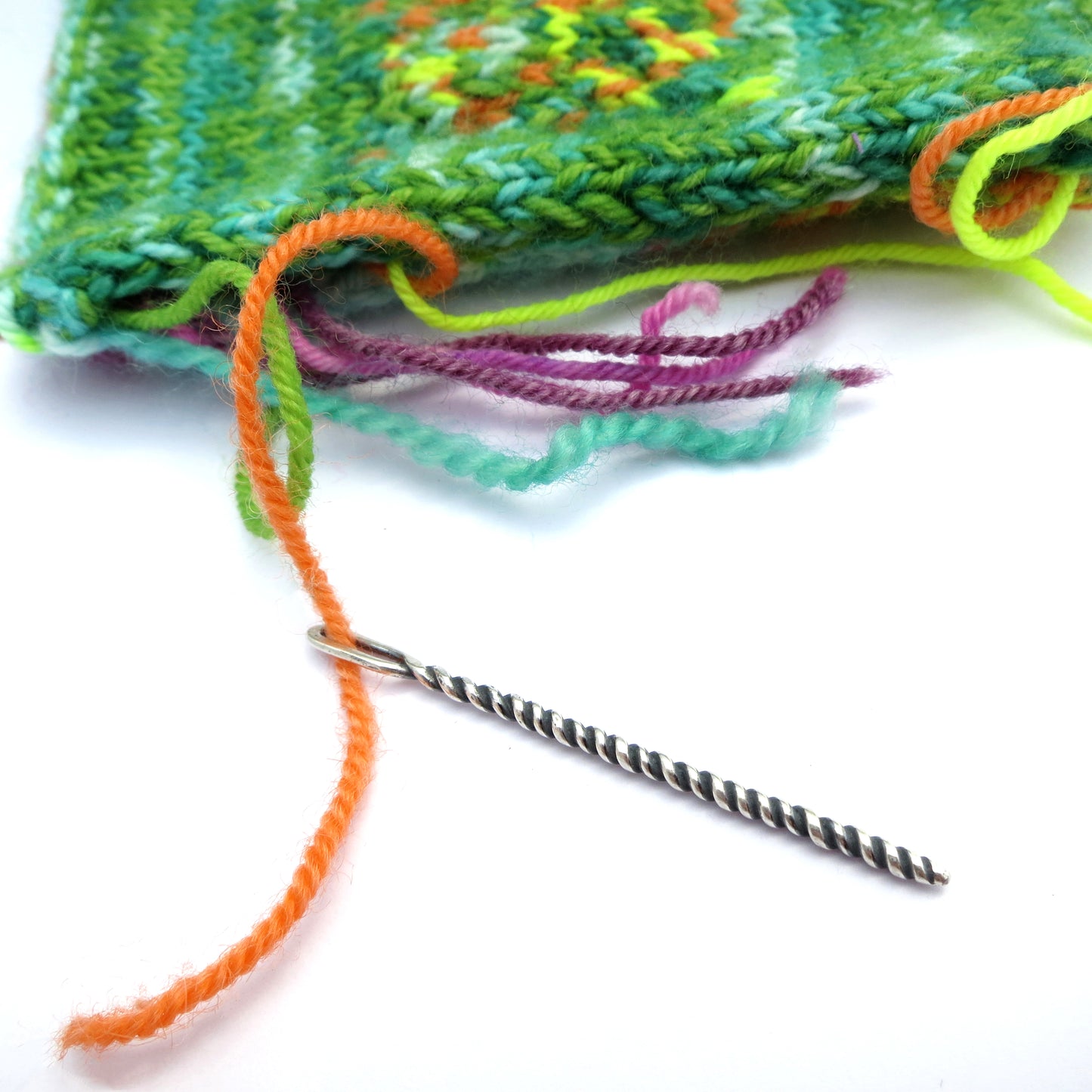 Aiguille à tricoter torsadée