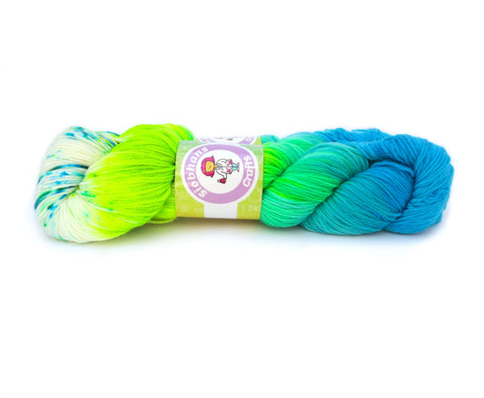 Handgefärbte Sockenwolle „Bright Morning Dew“ – 4-fädig/Fingersatzgewicht