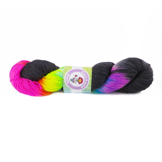 Handgefärbte Sockenwolle „Charcoal Rainbow“ – 4-lagig/Fingergewicht